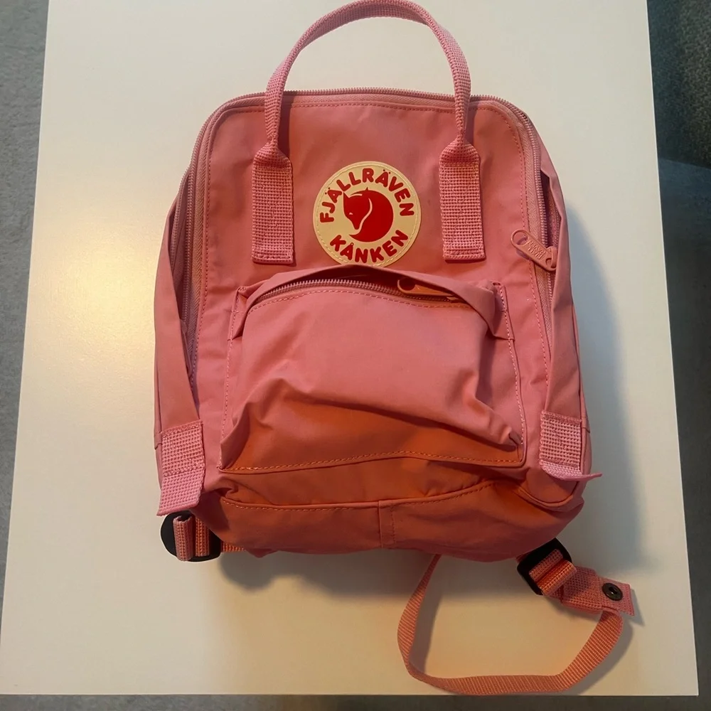 Fjällräven Kånken Mini Pink Backpack - Picture 1 of 6